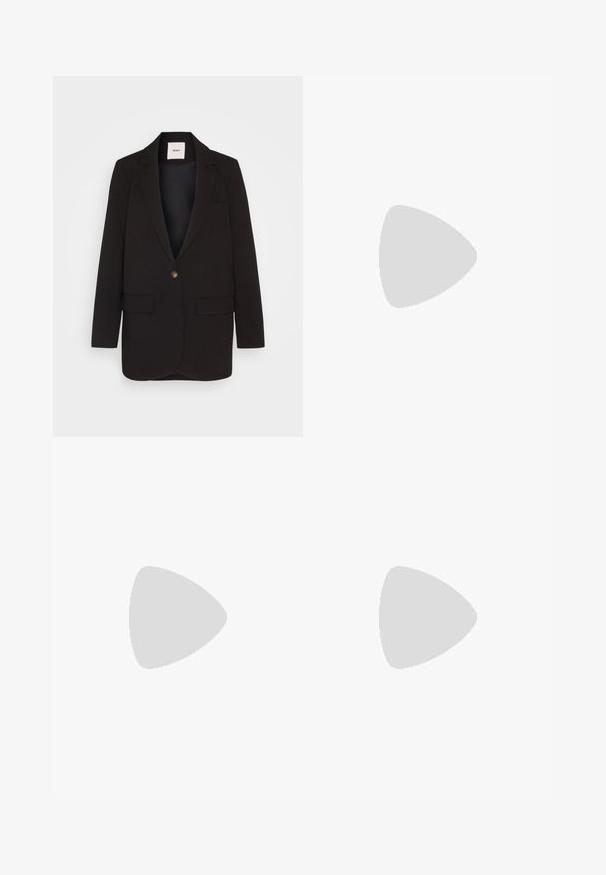 Čierny blazer s jedným gombíkom, dvoma prednými vreckami, klopami a hladkou textúrou. Nálepka viditeľná vo vnútri goliera.; Čierny čipkový body s dlhými rukávmi, kvetinovými vzormi a výstrihom do lodičky; na spodnej časti má strih v tvare tang, ktorý vytvára priliehavý siluetu.; Džínsy s širokými nohavicami v stredne modrej farbe, s vysokým pásom, sťahovacím pásom, piatimi vreckami a kontrastným prešívaním.; Športové topánky s bielym koženým zvrškom, šedou semišovou špičkou a tromi čiernymi pruhmi. Obsahujú modré logo na jazyku a štruktúrovanú gumovú podrážku.