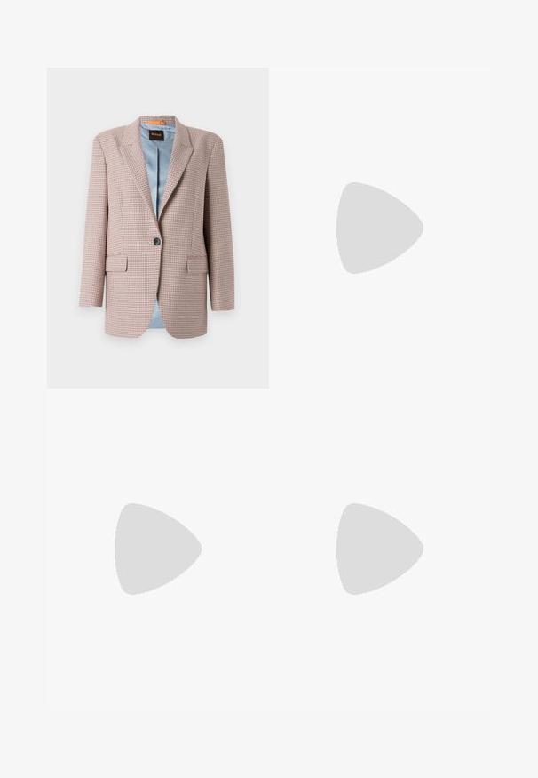 Blazer i rutemønster med rosa og beige nyanser. Har en boblekra med notched krage, frontknappstengning og to sidelommer. Blå fôr synlig.; Hvit bomull t-skjorte med korte ermer, rund hals og avslappet passform. Glatt tekstur, ingen mønstre eller detaljer, minimalistisk design.; Sorte skreddersydde bukser med rett silhuett, med en glatt tekstur og klare pressede bretter foran. Ingen synlig maskinvare.; Svart spiss tå slingback-sko med lav hæl, laget av jevnt skinnmateriale og med utskåret design på siden for pusteevne.
