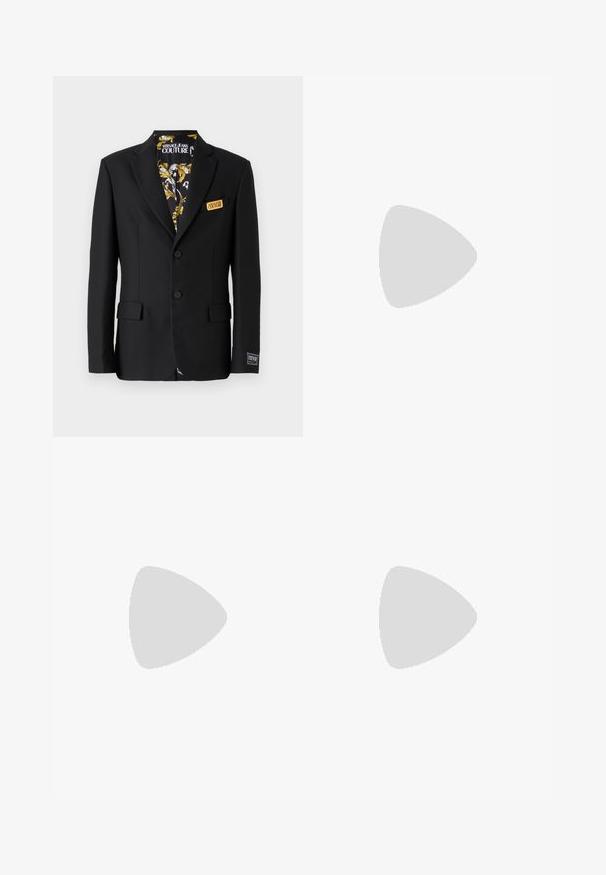 Blazer nero con due bottoni, reverse a scollo, e tasche laterali. Foderato con un tessuto a fantasia con dettagli dorati e bianchi. Etichetta sulla tasca.; T-shirt in cotone nero con maniche corte, caratterizzato da un grande testo bianco "VERSACE JEANS COUTURE" sulla parte anteriore. Design classico con scollo rotondo.; Pantaloni sportivi neri realizzati in morbido tessuto, con vita elastica e cordino, gambe affusolate e polsini elasticizzati alle caviglie.; Sneaker sportivo nero con pannello in rete testurizzata, suola in gomma spessa, accenti a contrasto e chiusura con lacci. Dotato di una linguetta posteriore.; Occhiali da sole neri con una montatura ampia e angolare e lenti scure. Presentano lati neri testurizzati e un accento rotondo con logo sulla tempia.