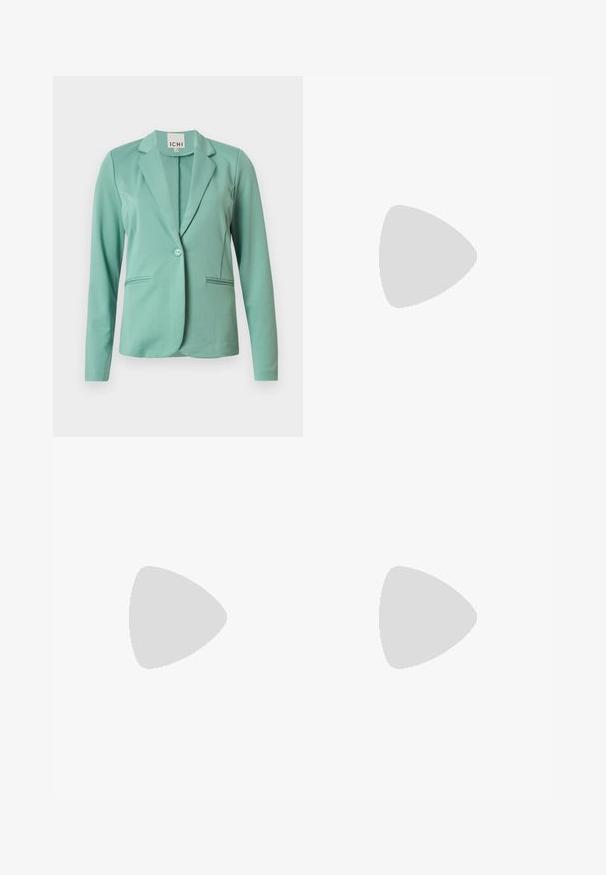 Blazer verde menta com fecho de botão único, lapelas recortadas, dois bolsos frontais e uma textura suave. Rótulo da marca visível dentro do colarinho.; Duas blusas sem mangas em preto e branco. Feitas de um tecido macio e elástico com uma textura em costelas e um design justo. Apresentam alças finas.;  saia preta plissada com uma cintura alta e elástica. Feita de um tecido macio, com plissados verticais que criam uma silhueta fluida.; Sapato de salto alto preto com bico puntiagudo, superfície texturizada e um interior vibrante em rosa. Apresenta um salto grosso com detalhe em prata.; Clutch metálica prateada com um design de envelope angular, textura suave e cor interior contrastante, segurada numa mão que veste um casaco preto.