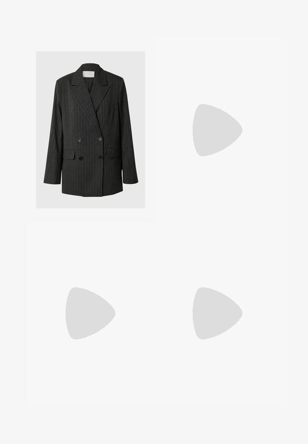 Blazer double boutonnage gris foncé avec des rayures fines gris clair, en tissu texturé, col cranté, deux poches avant et boutons noirs.; T-shirt noir à manches courtes en tissu doux, avec un col rond et des détails froncés sur le côté gauche pour une texture subtile.; Pantalons larges plissés noirs avec une taille élastique. Le tissu présente des plis verticaux et une texture lisse.; Bottes noires à la cheville avec une finition brillante, bout carré, talon large et panneau élastique sur le côté. Assorties à un pantalon noir fuselé.; Sac à épaule en cuir noir avec une texture lisse, une forme courbée, une bandoulière ajustable et une fermeture éclair. Design minimaliste sans embellissements.