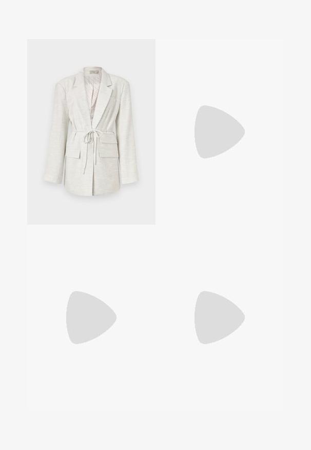 Heledhall hallit, mis on valmistatud tekstureeritud kangast, pikkade varrukatega, vöökohtaga, kahe esiosa tasku ja nupuga kinnitusega.; Must mustaga, lühikeste varrukatega T-särk, mis on valmistatud pehmest puuvillast ja millel on ümmargune kaelus. Omab väikest vasakut rinna taskut ja lõdva, vabaltlangeva istuvust.; Mustad teksased sirge lõikega, kõrge vöökoht, viis taskut ja nupulukk. Materjalil on kerge tekstuur, kuid nähtavaid mustreid pole.; Must musta ankle boot ruudukujulise nina, külgse lukuga ja paksu, ruudukujulise kontsaga. Omab kontrastset õmblust eesmisel õmblusel.; Must värvi nahast ristiõlakott, millel on lame kuju, kuldne metallist detailide aktsent ja reguleeritav rihm. Sile tekstuur väheste õmblusdetailidega.