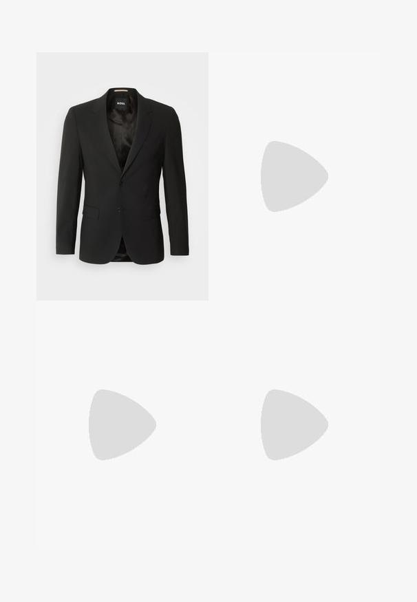 Μαύρη κομμένη σακα kel με σχέδιο μονής κουμπότρυπας, δύο κουμπιά, με άνοιγμα στις πέτες και δύο μπροστινές τσέπες. Λείο εσωτερικό φόδρας και μίνιμαλ λεπτομέρειες.; Μαύρο πουλόβερ σταυρωτό λαιμό, φτιαγμένο από μαλακό υλικό, με μακριά μανίκια και εφαρμοστή γραμμή. Ριγωτή λεπτομέρεια στο τελείωμα και στους καρπούς. Απλός σχεδιασμός.; Μαύρο παντελόνι με προσαρμοσμένη εφαρμογή, που διαθέτει μαλακή υφή και ίσια γραμμή. Η ζώνη έχει θηλιές για ζώνη και καθαρή τελείωση.; Μαύρο δερμάτινο παπούτσι με γυαλιστερή φινέτσα, στρογγυλή μύτη, σχέδιο με κορδόνια, αντίθετη ραφή και παχιά καπάκια από καουτσούκ με σχέδια πρόσφυσης.