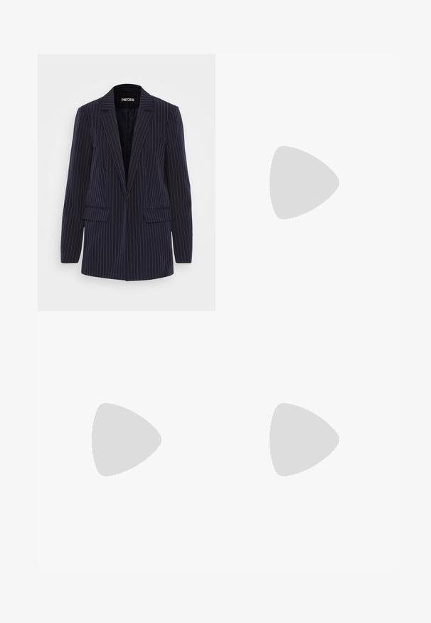 Marinblå kavaj med nålrand i flanell, snittad krage, långa ärmar, fickor med lock och en skräddarsydd passform.; Svart kortärmad topp i slät tyg; har en draperad halsringning och asymmetrisk nederkant, med en figursydd kropp.; Svarta byxor med rak passform, utrustade med framfickor och sidoklyvningar vid fållen. Tillverkade av mjukt, slätt tyg. Lämpliga för olika tillfällen.; Svarta lackerade klacksandaler med fyrkantig tå, ankelremmar och silverfärgade spännen. Har en kraftig blockklack för stabilitet.