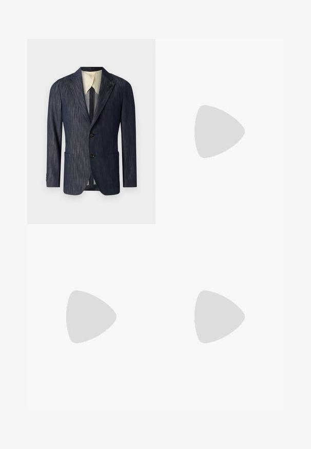 Blazer texturizado azul marino con solapas de muesca, dos bolsillos frontales, tres botones y un forro interno color crema.; Camiseta de algodón negra con cuello redondo, mangas cortas y un estampado de logo blanco en el lado izquierdo del pecho. Diseño simple y de color sólido.; Pantalones negros de tejido suave, con un pliegue en la parte delantera, cierre de botón y puños enrollados en el tobillo.; Mocasines de cuero negro con una textura suave, puntera redondeada y una tira decorativa en el empeine. Tacón bajo apilado, diseño minimalista.