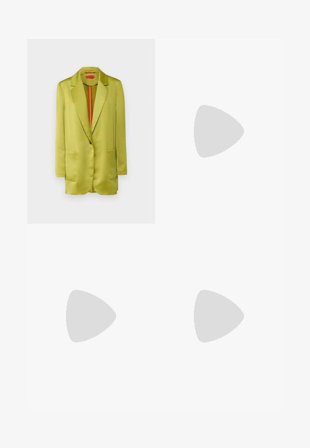 MAX&Co. LUCERNA - Blazer - green; Hvid button-up skjorte lavet af bomuld, med en klassisk krave, to brystlommer og lange ærmer med manchetter. Glat tekstur.; Hvide vidde bukser lavet af bomuld med en glat tekstur. Har en frontknap, lynlås, og fire-lomme design.; Sort patenteret læder slingback stiletto med spids tå, slank hæl og et subtilt udskæringsdesign. Har en gylden spænde på remmen.