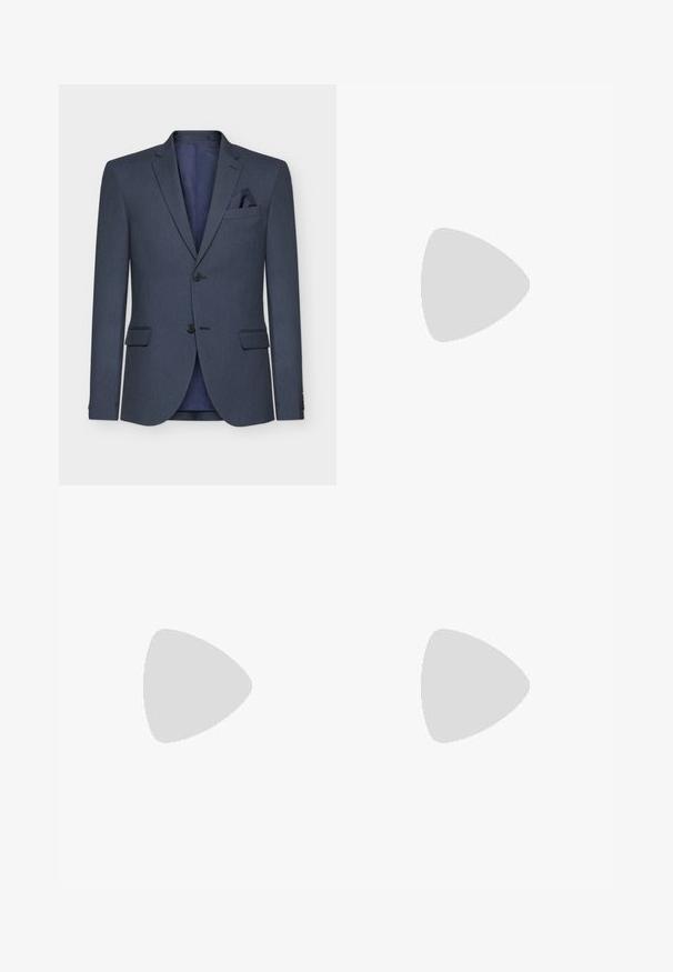 Blazer blu navy in tessuto texture, con due bottoni, rever a punta e pochette; presenta un rivestimento interno a contrasto.; Set di cinque t-shirt in nero, bianco e blu navy. Tessuto di cotone, maniche corte, design a collo rotondo e texture semplice senza motivi.; Pantaloni neri con un motivo floreale in rosso scuro, con una texture liscia e una vestibilità su misura. Vita standard e design a gamba dritta.; Mocassini in pelle nera con finitura liscia, punta arrotondata e una piccola pattina decorativa. Presentano un tacco basso e impilato e un sottile dettaglio di branding.