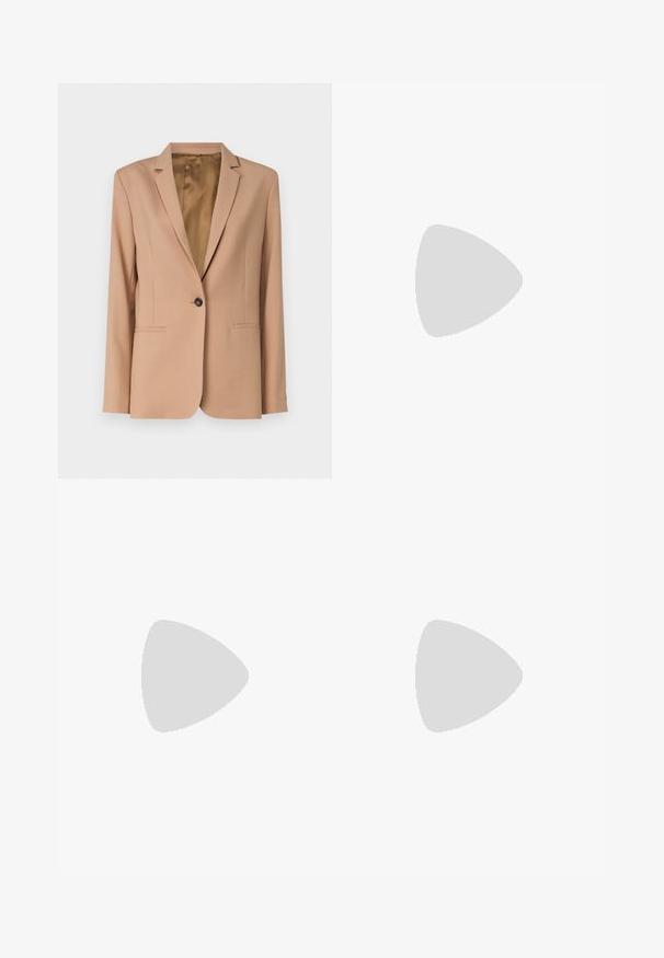 Calvin Klein Blejzr - amphora; Bílý zkrácený T-shirt, krátké široké rukávy, měkký bavlněný materiál, kulatý výstřih s jemným oranžovým lemováním, minimalistický design, bez vzorů nebo grafik.; Bílé bavlněné kalhoty s rovnou nohavicou, s středně vysokým pasem a bez viditelných kovových prvků nebo vzorů. Hladká textura po celém povrchu.; Černé sandály na podpatku s úzkým páskem, čtveratou špičkou a středně vysokým blokovým podpatkem. Vyrobeny z hladké kůže s matným povrchem.; Černá kožená kabelka přes rameno s jemnou texturou, trojúhelníkovým tvarem a nastavitelným popruhem, v kombinaci se světle modrou pruhovanou košilí a bílými kalhotami.