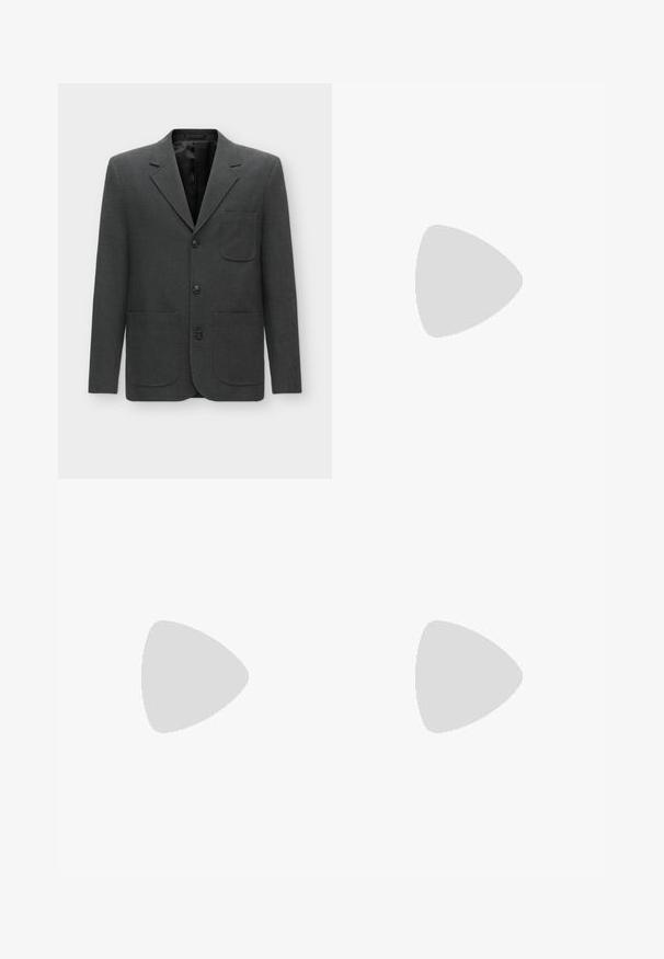 Blazer gris oscuro hecho de tela texturizada, con un bolsillo en el pecho, solapas con muesca y tres botones frontales. Interior forrado.; Suéter negro de cuello alto en una suave tela de punto. Presenta mangas largas y un diseño ajustado con un cuello y un dobladillo acanalados. Marca mínima.; Pantalones negros con un corte a medida, que presentan una textura suave y un diseño de pierna recta. La cintura tiene pasadores para cinturón y un acabado limpio.; Zapato de vestido de charol negro con puntera redondeada, diseño de cordones y superficie lisa y brillante. Cuenta con una suela de goma de perfil bajo.