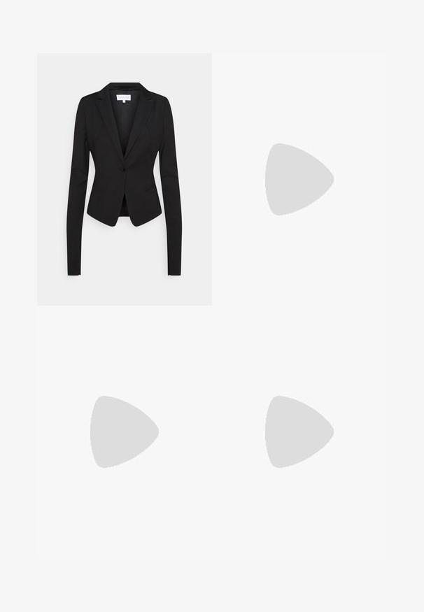 Blazer noir ajusté avec manches longues, revers crantés, fermeture à un bouton et deux poches avant. Tissu lisse avec une coupe structurée.; T-shirt oversized blanc en tissu doux, avec un col rond et des manches courtes, orné d'un petit logo noir "Boss" sur le devant.; Pantalon noir ajusté avec une coupe droite, présentant une texture lisse et des plis nets sur le devant. Aucune quincaillerie visible.; Escarpin en cuir noir avec un embout pointu et un talon carré épais. Texture lisse, design simple, adapté aux environnements formels.