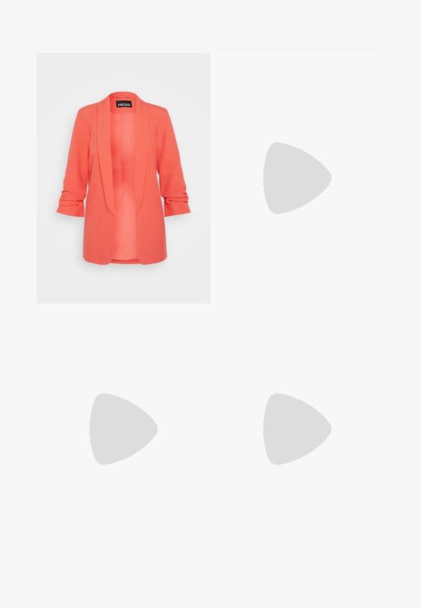 Blazer coral de tela suave, con frente abierto y hombros estructurados. Mangas enrolladas; diseño minimalista sin patrones ni acentos.; Top de tanque negro con ribetes acanalados y borde de encaje con volantes en el dobladillo. Presenta tirantes finos y un diseño ajustado. Fabricado en tejido elástico.; falda lápiz negra con fruncido, detalle de lazo y abertura lateral. Hecha de un tejido elástico, con una textura suave y un diseño ajustado.; Zapato de tacón alto negro con puntera afilada, superficie texturizada y un interior de un rosa vibrante. Presenta un tacón grueso con un acento plateado.