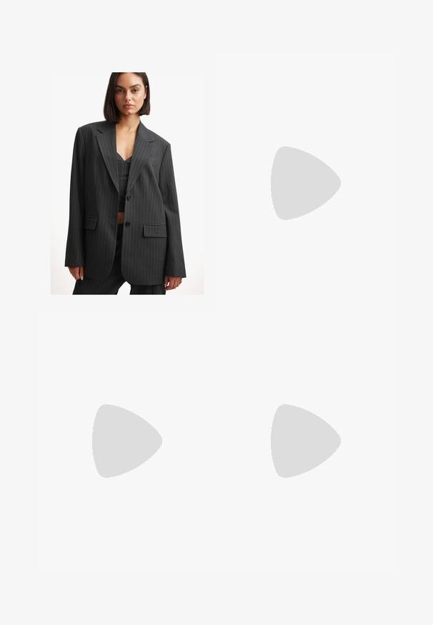 Blazer noir à rayures fines avec une coupe décontractée, fermeture à un bouton, revers crantés et poches latérales. Fabriqué en tissu lisse avec un design structuré.; Top en coton blanc sans manches avec larges bretelles, un col rond et une texture lisse. Présente une étiquette au dos du col pour des informations de taille.; Pantalons gris à jambes larges en tissu texturé. Dotés d'une fermeture à bouton et de passants de ceinture, offrant un ajustement sur mesure avec un design formel.; Mocassins penny en cuir marron foncé pour homme avec semelle noire et détails de couture le long des orteils, présentés en profil latéral.