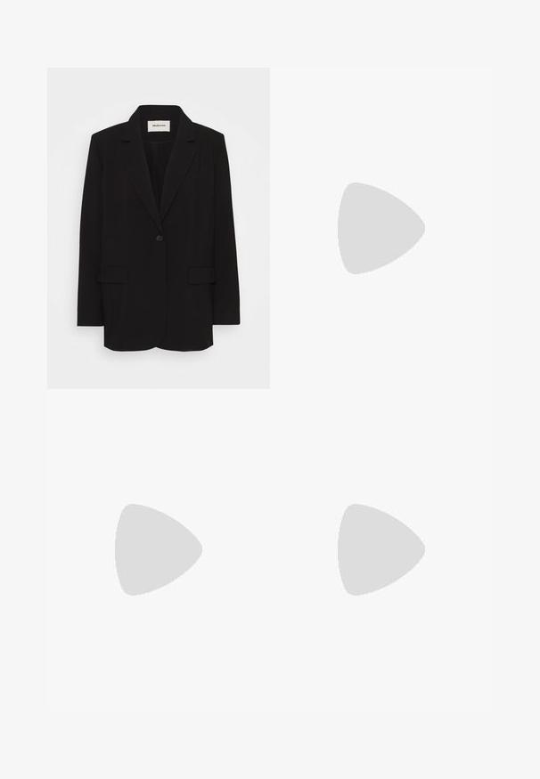 Sacou negru dintr-un material neted, cu închidere cu un singur buton, rever tăiat și două buzunare frontale. Design minimalist cu o croială lejeră.; Camisole alb cu decolteu în formă de V, cu dantelă delicată la margini, bretele subțiri ajustabile și un material moale și neted.; Blugi largi din denim de un albastru deschis, cu talie înaltă, zone decolorate, cinci buzunare și cusături contrastante. Închidere clasică cu nasture și fermoar.; Pantof cu toc înalt Slingback din piele sintetică lucioasă de culoare maro închis, vârf ascuțit, laterale deschise și curea ajustabilă la glezne.; Ochelari de soare din țiglă cu lentile ovale alungite, nuanță maro, accente cu logo auriu pe brațele laterale și brațe negre elegante.; Cercei aurii cu swirl, cu grund transparent, având accente texturate din aur și mici pietre clare încorporate în design.