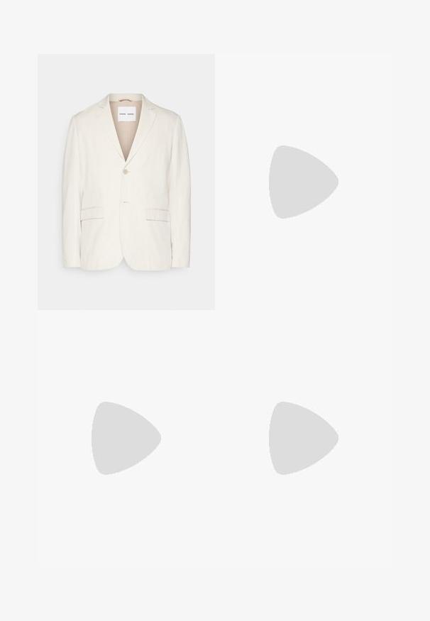 Hellbeige Leinenblazer mit einem einzelnen Knopfverschluss, Reverskragen, zwei Fronttaschen und taillierter Passform. Weiche Textur mit minimalistischem Design.; Weißes langärmliges Hemd mit Knopfleiste und spitzen Kragen, das eine glatte Textur aufweist und sieben Knöpfe vorne hat.; Marineblaue Hosen mit schmaler Passform und Streifenmuster. Mit Reißverschluss, Gürtelschlaufen und Vordertaschen. Glatte Stoffstruktur.; Schwarze synthetische Slipper mit einer markanten gesteppten Vorderseite, gepolstertem Fußbett und flacher Gummisohle; schlankes Design mit minimaler Detailverarbeitung.