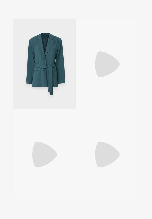 Teal sako s pasom, izdelano iz gladkega blaga, z zareznim ovratnikom, dvema gumboma in enim žepom na prsih. Prilagojena kroja z dolgimi rokavi.; Črna kratkosločna turtleneck majica, izdelana iz lahkotnega materiala z gladko teksturo in prilegajočo obliko, z visokim ovratnikom.; Tkaninska krila iz tvida v beli in črni ribji kost, ima dva sprednja žepa in zlatoviten zadrgo na hrbtu z raztrganimi robovi.; Visoke črne usnjene škornje z eleganten dizajnom, s koničastim nosom in zlatim verižnim poudarjanjem okoli gležnja. Nizek blok peti. Gladka tekstura.