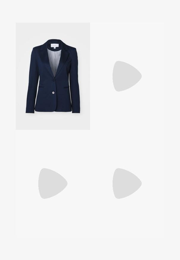 Blazer bleu marine en tissu lisse, avec un col cranté, fermeture à un bouton et doublure rayée. Deux poches avant.; Haut blanc ajusté en tissu côtelé avec des manches courtes et des détails froncés sur les côtés pour ajouter de la texture et de la forme.; Jeans en denim bleu clair à jambe large avec une taille haute, présentant un délavage léger et de petits détails de déchirures éparpillés.; Des chaussures en daim bleu avec des rayures roses et des lacets blancs, dotées d'une semelle en caoutchouc gomme, assorties à un pantalon en denim ample sur une surface verte.