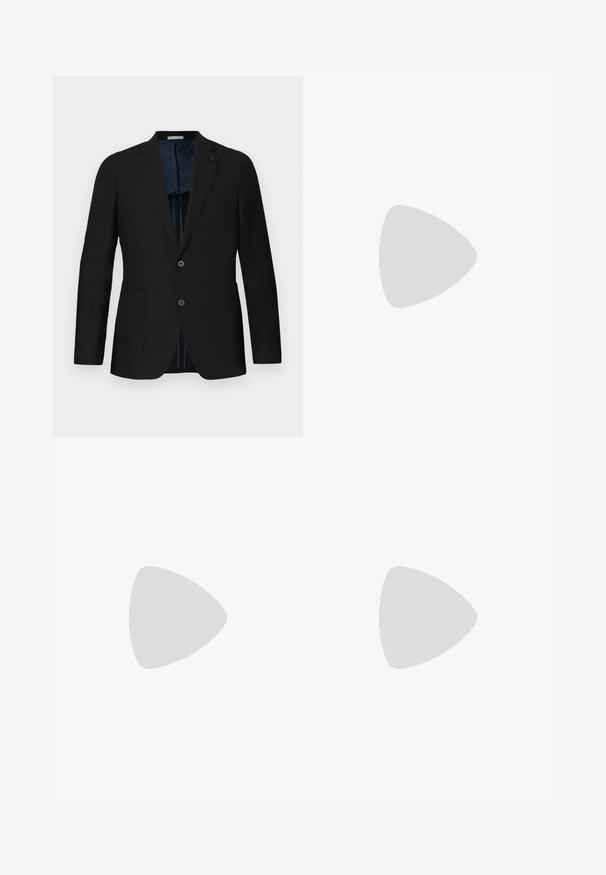 Blazer en lin noir avec deux boutons, revers cranté, poches avant et doublure à motifs bleus. Détails remarquables comprenant un logo discret.; T-shirt noir à manches courtes et col rond avec un petit logo « Filling Pieces » en blanc sur la poitrine gauche.; Pantalons beiges à jambe droite avec passants de ceinture, bouton avant et fermeture éclair, présentés à plat sur un fond blanc.; Sneakers en cuir noir avec des accents gris, semelle en caoutchouc blanche, bout rond et six œillets noirs pour les lacets. Détail avec panneau latéral texturé.
