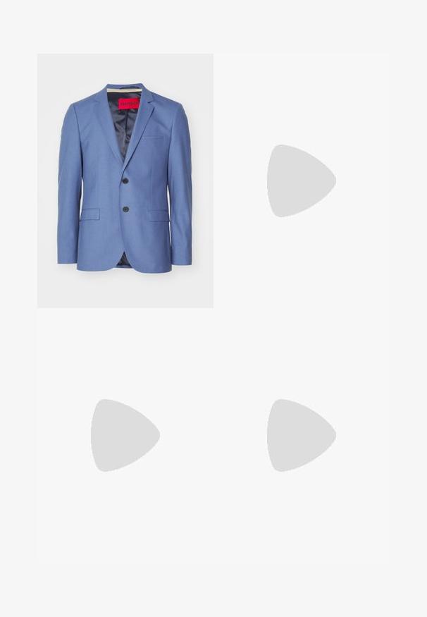 Blazer blu con due bottoni neri, rever a filo e due tasche frontali. Tessuto liscio con fodera in satin e un'etichetta di marca rossa all'interno.; Maglietta nera a maniche lunghe con chiusura a bottoni, colletto classico e orlo arrotondato; presenta bottoni neri e un logo rosso all'interno del colletto.; Pantaloni neri con un design plissè, forma a gamba larga e texture liscia. Presentano un'etichetta rossa in vita.; Sneaker nera in pelle con superficie testurizzata, collo imbottito e dettaglio logo rosso. Presenta una suola in gomma spessa con un motivo di battistrada distintivo.
