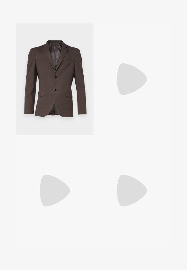 Isaac Dewhirst THE STAND ALONE - Colbert - brown; Jonge man met krullend lichtbruin haar, in een zwart T-shirt met korte mouwen en grijze broek, kijkt naar links met zijn handen in zijn zakken.; Zwarte broek van een gladde stof, met een rechte snit, plooien aan de voorkant en ceintuurlussen, met een getailleerd en gestructureerd ontwerp.; Zwarte leren instapper met een ronde neus, gestikte details en een decoratieve band aan de voorkant. Platte zool met een minimaal profiel.