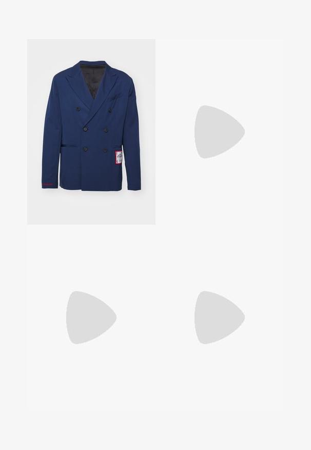 Blazer doppiopetto blu navy con foderatura nera, due tasche frontali, sei bottoni e una toppa decorativa sulla manica sinistra. Dettaglio in ricamo rosso.; Canotta bianca in cotone con scollatura rotonda, spalline larghe e orlo dritto, caratterizzata da una superficie liscia e senza motivi visibili.; Pantaloni corti neri con fascia elastica in vita e cordino regolabile. Realizzati in un tessuto liscio, presentano una vestibilità ampia e senza motivi visibili.; Mocassini neri in pelle con una texture liscia, punta arrotondata e una striscia decorativa sulla tomaia. Tacco basso impilato, design minimalista.; Occhiali da sole neri rettangolari con lenti scure, montatura spessa in plastica, dettagli dorati sulle tempie e logo del marchio inciso sull'asta.