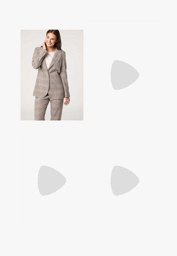 Beige karierter Blazer- und Hosenanzug, der mit einem Reverskragen und einer Zwei-Knopf-Verschluss versehen ist. Der Stoff hat eine strukturierte Oberfläche mit blauen und braunen Akzenten.; Dunkelgraues Kurzarmoberteil mit Bootsausschnitt. Hergestellt aus geripptem Stoff, mit lockerer Passform und sauberem Saum. Einfaches Design, ohne Muster.; Schwarze plissierte Hose mit elastischem Bund. Verfügt über weite Hosenbeine und einen glatten, strukturierten Stoff mit vertikalen Streifen.; Schwarze Leder-Pumps mit spitzer Zehe, einem Knöchelriemen und einem blockigen Absatz. Flache Textur, elegantes Design und minimalistische Ästhetik.