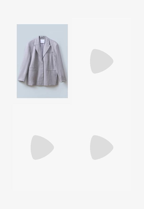 Blazer grigio chiaro realizzato in tessuto testurizzato, con rever a punta, singolo taschino sul petto e due tasche anteriori, progettato con una vestibilità comoda.; T-shirt in bianco e nero, girocollo, maniche corte. La maglietta nera presenta un ricamo di sole giallo; quella bianca ha un accento di luna crescente viola.; Pantaloni bianchi a gamba larga realizzati in tessuto leggero, dotati di una vita elastica e di un cordino per una vestibilità regolabile. Texture liscia.; Sandalo bianco con tacco alto, caratterizzato da un design a cinturini e un legaccio alla caviglia. Texture liscia con una piattaforma frontale per un'altezza aggiuntiva.; Borsa a mano beige realizzata in materiale morbido, caratterizzata da un design morbido, dettagli cuciti e due manici. Adatta per l'uso quotidiano.