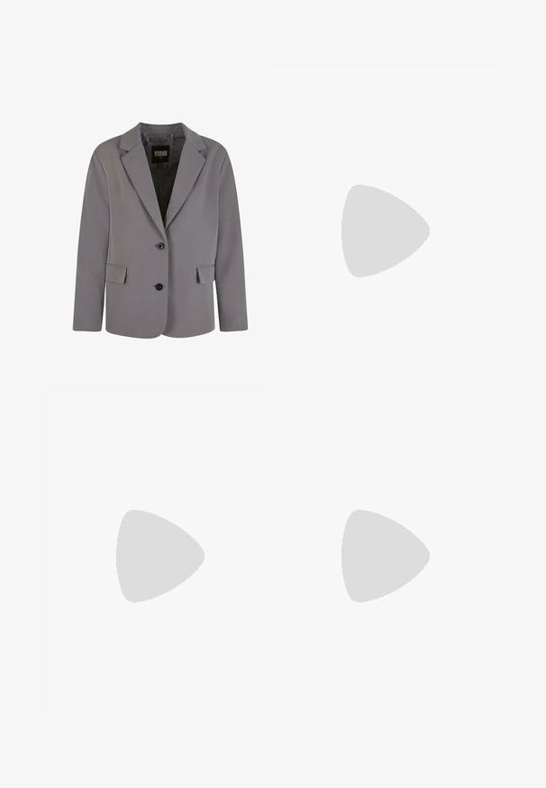 Blazer gris en tissu lisse avec un col en pointe, deux boutons et des poches latérales, doté d'une coupe ajustée et de détails de couture minimalistes.; Haut à manches longues noir avec un décolleté carré, silhouette ajustée et fentes sur les côtés à l'ourlet. Fabriqué en tissu lisse et extensible.; Jeans en denim gris à jambes larges avec une taille à cordon de serrage et des poches avant. Le tissu présente une légère texture et une finition délavée.; Baskets avec une tige en cuir blanc, un bout en daim gris et trois bandes noires. Présente un logo bleu sur la languette et une semelle en caoutchouc texturée.; Lunettes de soleil en métal doré avec des verres ovales et teintés foncés. Embouts en acétate noir sur les branches. Nom de la marque "QUAY" sur le côté.