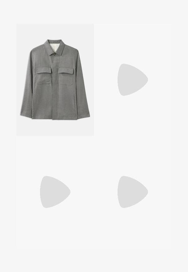 Szürke, szabott dzseki texturált anyagból, gombos zárással, hegyes gallérral és két mellzsebbel. Klasszikus egyenes szabású dizájn.; Fekete pamut T-shirt kerek nyakkivágással, rövid ujjakkal, és fehér logónyomattal a bal mellrészen. Egyszerű, egyszínű dizájn.; Sötét tengerészkék, slim fit nadrág. Sima, texturált anyagból készült, lapos elülső résszel, övhurkokkal és oldalsó zsebekkel rendelkezik.; Fekete bőr öltönycipő lekerekített orral, fűzős kialakítással és visszafogott varrási részletekkel. Alacsony sarka és sima felülete van.