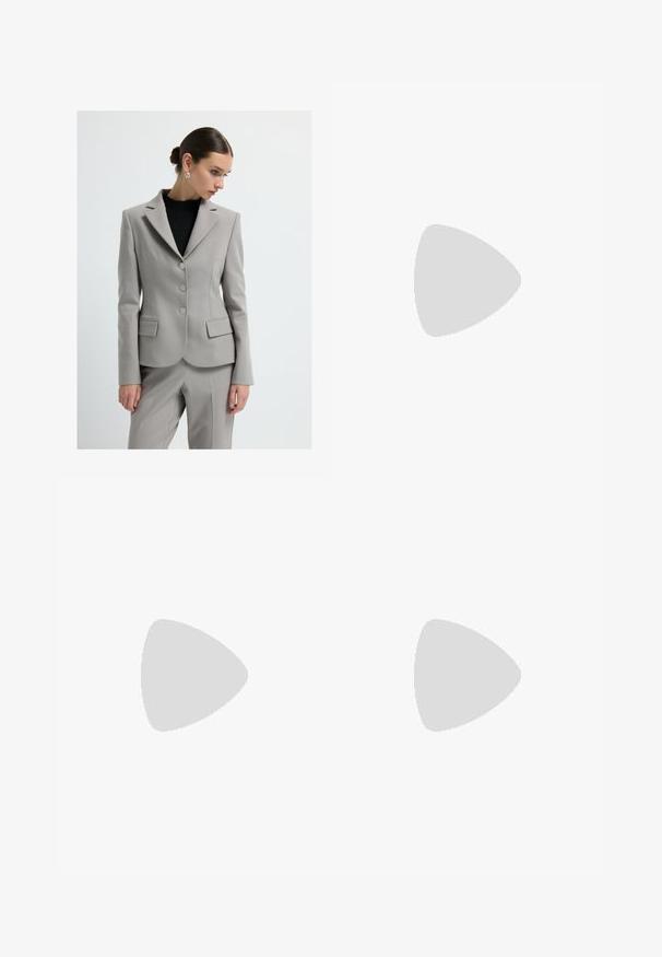 Lys grå blazer med en tætsiddende silhuet, to forlommer, tre sølvknapper og spids lapels. Båret over en sort struktureret top.; Kortærmet, rundhalset hvid t-shirt lavet af blød bomuld, med et simpelt, rent design uden synlige mønstre eller accenter.; Hvide vidde bukser lavet af letvægtsstof, med en elastisk talje og snøre for justerbar pasform. Glat tekstur.; Sportsko med en overdel i hvid læder, grå ruskind på tåen og tre sorte striber. Har et blåt logo på tungen og en struktureret gummisål.