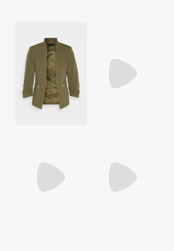 Olijfgroene lichtgewicht blazer met een gladde voering, open voorkant en twee ritszakken. Heeft gerimpelde mouwen en geen kraag.; Zwarte geribbelde tanktop met een scallooped kanten rand aan de onderkant. Heeft dunne bandjes en een aansluitend ontwerp. Gemaakt van rekbare stof.; Zwarte, gerimpelde kokerrok met strikdetail en een zijsplit. Gemaakt van een rekbaar stof, met een soepele textuur en een aansluitend ontwerp.; Zwarte suède hoge hakken met een puntige neus, een ronde uitsnijding op de wreef en een brede blokhak. Glad oppervlak en minimale details.
