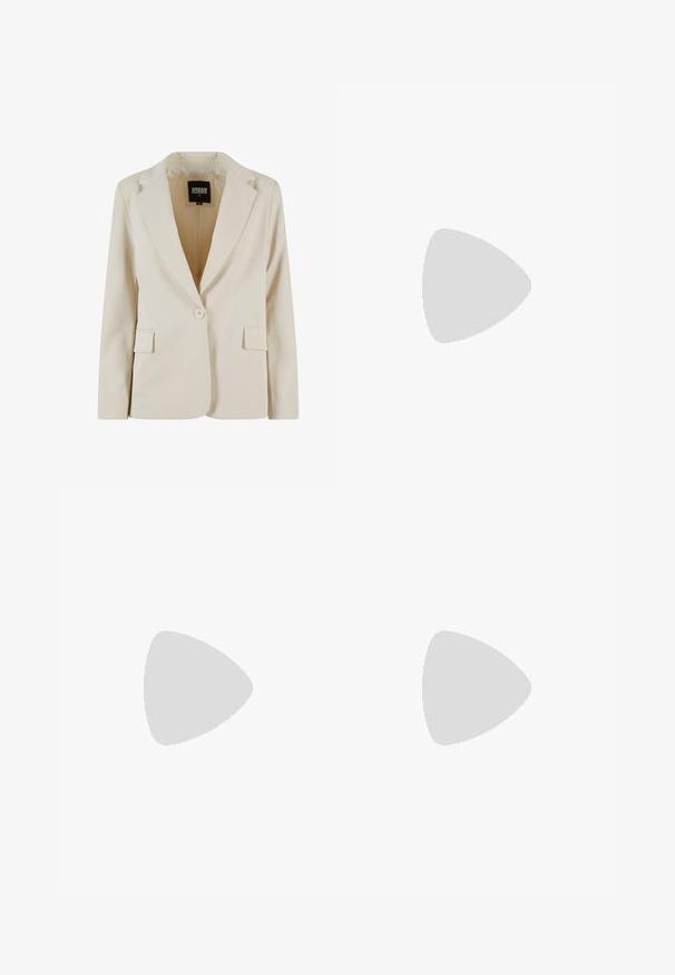 Vaalean beige räätälöity bleiseri, jossa on lovikaulus, yksi nappilukko, kaksi etutaskua ja sileä pinta. Sisäpuolella on brändilogo.; Kahvinsävyinen lyhythihainen t-paita, joka on valmistettu pehmeästä kankaasta. Pyöreä pääntie ja rento malli. Ei näkyviä kuvioita tai koristeita.; Leviittävät ruskeat farkut, jotka on valmistettu denimistä, korkea vyötärö, etutaskut ja klassinen nappikiinnitys. Silkkinen pinta hienovaraisella ompelutyöllä.; Ruske kožne sandale s visokom potpeticom, otvorenim prstima, podesivim kopčanjem oko gležnja i prugastim platformskim đonom.