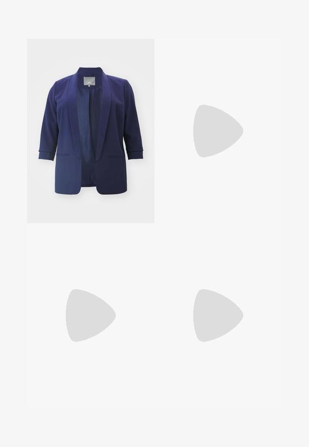 ONLY Carmakoma CARELLY 3/4 LIFE - Žakete - evening blue; Melna kokvilnas T-krekls ar īsām piedurknēm, kuram priekšā kreisajā pusē ir neliels rozā tauriņa grafiskais attēls. Ar apaļu kaklu un brīvā stila piegriezumu.; Platās kājas džinsi tumši zilā denima krāsā. Iespējas: piecas kabatas, siksnu cilpas un neapstrādāta apakša ar redzamām šuvju detaļām.; Melna ādas augstpapēžu kurpe ar norakstīto purngala formu, potītes siksniņu un masīlu papēdi. Gluda tekstūra, elegants dizains un minimālisma estētika.