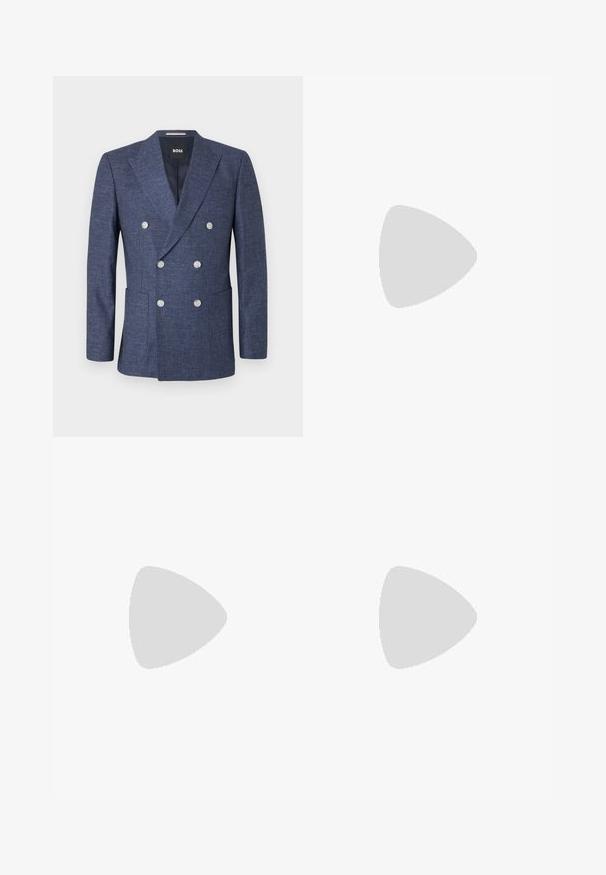 Dvojradový námornícký blazer vyrobený z textúrovanej látky so striebornými gombíkmi, s klopou a dvoma prednými vreckami.; Biela košeľa s dlhým rukávom, vyrobená z bavlny, s klasickým golierom, prednými gombíkmi a minimálnym prešívaním.; Námornícke modré nohavice vyrobené z textúrovanej látky, s rovnými nohavicami, plochým predkom a dvoma bočnými vreckami. Žiadne viditeľné vzory ani akcenty.; Čierne kožené spoločenské topánky s dvojitými prackami, elegantným siluetou a okrúhlou špičkou. Majú nízky opätok a hladký povrch.