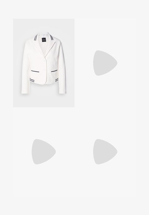 Blazer blanc court avec un revers cranté, deux poches à rayures noires et des finitions assorties. Présente deux boutons et une texture lisse.; T-shirt blanc cintré, manches courtes et larges, en coton doux, décolleté rond avec une discrète bordure orange, design minimaliste, sans motifs ni graphiques.; Pantalon noir ajusté avec une coupe droite, présentant une texture lisse et des plis nets sur le devant. Aucune quincaillerie visible.; Sandales beiges à talons carrés avec des fines brides et un bout carré. Matière lisse avec des détails minimaux, conçues pour un port facile.