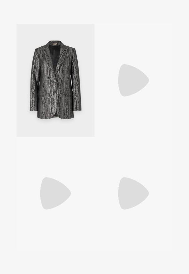 Zwarte en zilveren textuur blazer met een gekartelde kraag, twee knopen en voorzakken. Het materiaal heeft een metallic glans en een abstract patroon.; Zwarte cropped shirt met lange mouwen, een spitse kraag en een knoopsluiting aan de voorkant. Gemaakt van soepele stof met een ontspannen pasvorm en manchet-mouwen.; Zwarte uitlopende broek met een soepele textuur, een op maat gemaakte tailleband en voorzakken, ontworpen met een elegante, moderne silhoeët.; Zwarte leren slingback schoen met scherpe neus, kleine hak en decoratieve gespdetails op de bovenkant. Stijlvolle textuur, minimalistisch ontwerp.