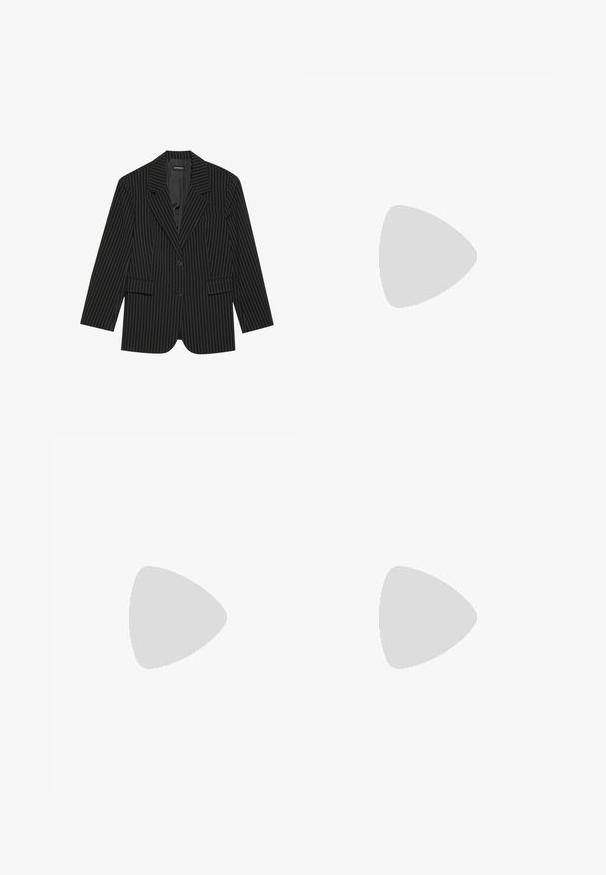 Blazer nero a righe con rever a scapola, chiusura con un bottone, due tasche frontali e una vestibilità leggermente oversize. Tessuto liscio e sartoriale.; T-shirt in cotone nero con un design grafico di una motocicletta verde e bianca con parti etichettate e il logo "HUF" sopra.; Pantaloni larghi a righe nere realizzati in tessuto strutturato, con chiusura frontale a bottone e design plissettato per un tocco di originalità.; Sneakers in camoscio rosso con accenti bianchi, caratterizzati da materiale testurizzato, punta rotonda e un logo dorato di lato, indossati con pantaloni neri.; Gucci UNISEX - Occhiali da sole - black; Tiger of Sweden ZELEA - Borsa a mano - black; Collana d'argento con una catena delicata e un ciondolo ovale che presenta disegni intricati e una gemma centrale come accento.