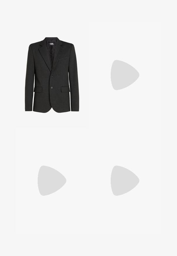 Charcoal-grijze blazer van gestructureerde stof, met een enkele knoopsluiting, notch-lapels en twee voorklauwen. Gevoerde binnenvoering met quilten.; Zwarte T-shirt van katoen met korte mouwen. Heeft een groen "ROOTS" logo op de voorkant, een ronde halslijn en een standaard pasvorm.; Zwarte broek met een elastische tailleband, met een rechte pijpdesign. De stof lijkt glad met een matte textuur, zonder zichtbare patronen.; Leren sneakers met een zwart en crèmekleurig kleurenschema, voorzien van geperforeerde accenten, een gevoerde kraag en een gestructureerde buitenzool.
