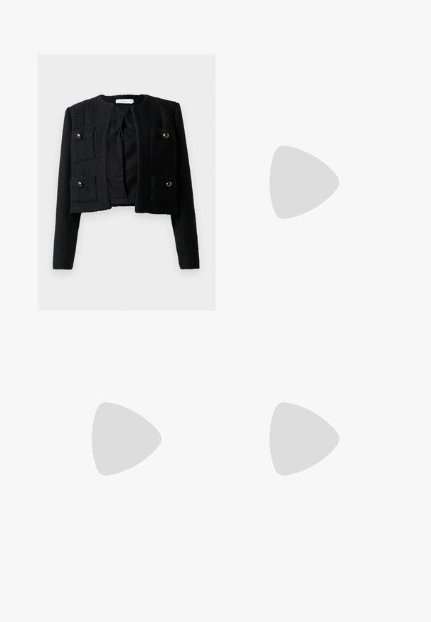 Giacca nera corta con tessuto testurizzato, scollo rotondo, due tasche frontali con chiusure a scatto e design aperto sul davanti.; T-shirt bianco a maniche corte con collo tondo. Il tessuto appare liscio con una silhouette aderente. Etichetta del marchio visibile al colletto.; Pantaloni neri a gamba larga realizzati in tessuto morbido, con vita alta, pieghe frontali e un design pulito e sartoriale senza decorazioni.; Paul Smith TOPANGA - Ballerine - black