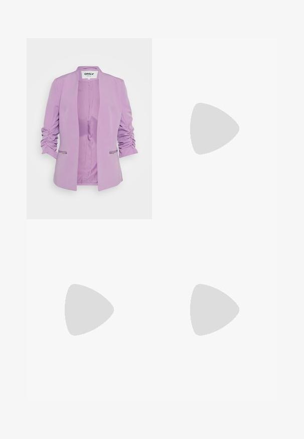 ONLY ONLBERRY 3/4 ZIP - Blézer - violet; Fehér pamut póló rövid puffos ujjakkal, a ujjain kicsi ezüst díszítések találhatók. Klasszikus kerek nyakú, laza fazonú.; Fekete, bővülő nadrág rugalmas anyagból, sima textúrával, jól szabott fazonnal és hasított szegéllyel.; Fekete bőr, hegyes orrú magassarkú cipő boka pánttal és vastag sarokkal. Sima textúra, elegáns dizájn és minimális esztétika.