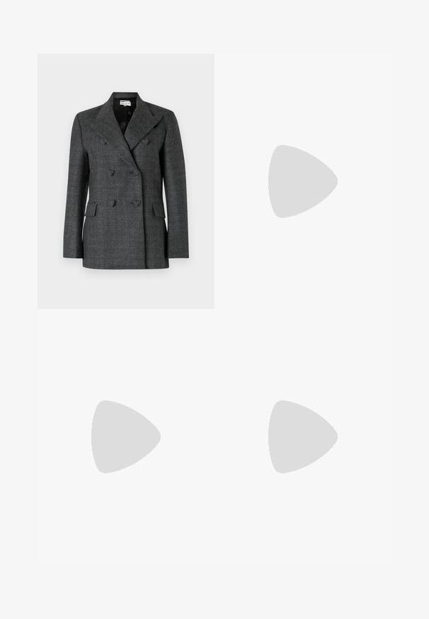 Pilkas dvigubos krutinės švarkas, pagamintas iš tekstūrinio audinio, su plačiais atvartais, dviem priekinėmis kišenėmis ir mygtukų akcentais.; Juoda ilgomis rankovėmis blusa su smailiu apykakle, paslėptu mygtukų užsegimu ir kreivu hemu ant vientiso balto fono.; Plačios kelnės iš juodos odos su lygiu paviršiumi, turinčios priekinės kišenes, mygtuko užsegimą ir subtilius siuvinėjimo akcentus.; Juodi odiniai loafers batai su masyviu padu, papuošti auksiniu akcentu priekyje ir lygiu paviršiumi. Masyvi protektoriaus dizaino išvaizda padais.