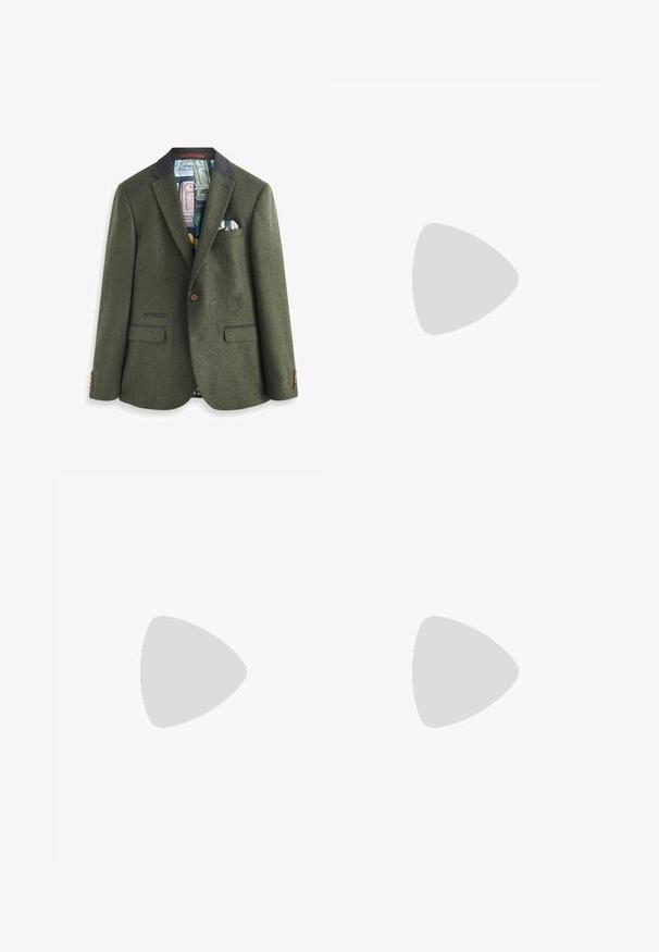 Blazer en laine verte avec un col cranté, fermeture à boutons marron, et deux poches avant. L'intérieur est doté d'une doublure à motifs et d'un pochette.; Chemise à manches longues, à boutons, en coton beige. Présente un col, des boutons blancs et un petit logo sur la poitrine. L'intérieur a une bordure à rayures bleues.; Pantalons vert foncé en tissu texturé, dotés de poches latérales, d'une fermeture à bouton sur le devant et de poignets retroussés pour un look soigné.; Chaussures confortables en daim beige, à enfiler, avec un bout arrondi et des coutures décoratives, dotées de semelles en caoutchouc texturé avec de petits accents dorés.; Cravate verte avec un motif paisley en marron et or. Elle présente un tissu texturé et un design étroit avec une pointe en forme de flèche.; Montre digitale Casio avec un bracelet en métal rose doré, un boîtier rectangulaire, un écran éclairé et une résistance à l'eau, affichant l'heure et la date.