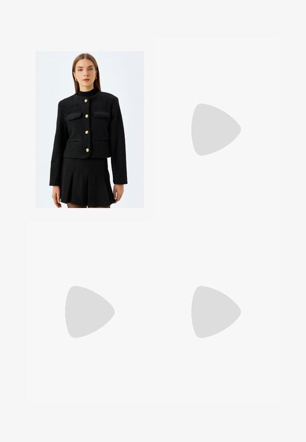 Koton Blazer - black; Svart bomull T-shirt med avslappnad passform, korta ärmar, rundad halsringning och en mjuk textur. Inga synliga mönster eller accenter.; Svarta polyester culottbyxor med elastisk midja, två framfickor och en lös silhuett. Inga synliga mönster eller hårdvarudetaljer.; Svarta lackläder slingback klackar med spetsig tå och geometrisk klack. Har en elegant, minimalistisk design och slät yta.