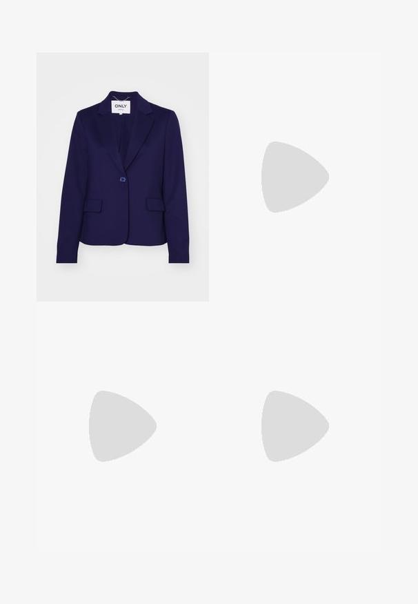 Marineblaues Blazer aus glattem Stoff, mit einem Ein-Knopf-Verschluss, zwei Fronttaschen und aufgeschlitzten Revers. Das Etikett innen trägt die Aufschrift "ONLY."; Set aus drei kurzärmeligen T-Shirts in Schwarz, Grau und Weiß. Hergestellt aus Baumwolle, mit Rundhalsausschnitt und einem einfachen, einfarbigen Design.; Weit geschnittene Hosen aus dunkelnavy Stoff mit strukturiertem Rippendesign. Merkmale sind ein glatter Hosenbund und eine luftige Silhouette, die bis zur Mitte der Wade reicht.; Schwarze Wildledersneaker mit weißen Streifen und Akzenten, rundlicher Zehenbereich, Sohlen aus braunem Gummi, kombiniert mit weißen, gerippten Sneakersocken.