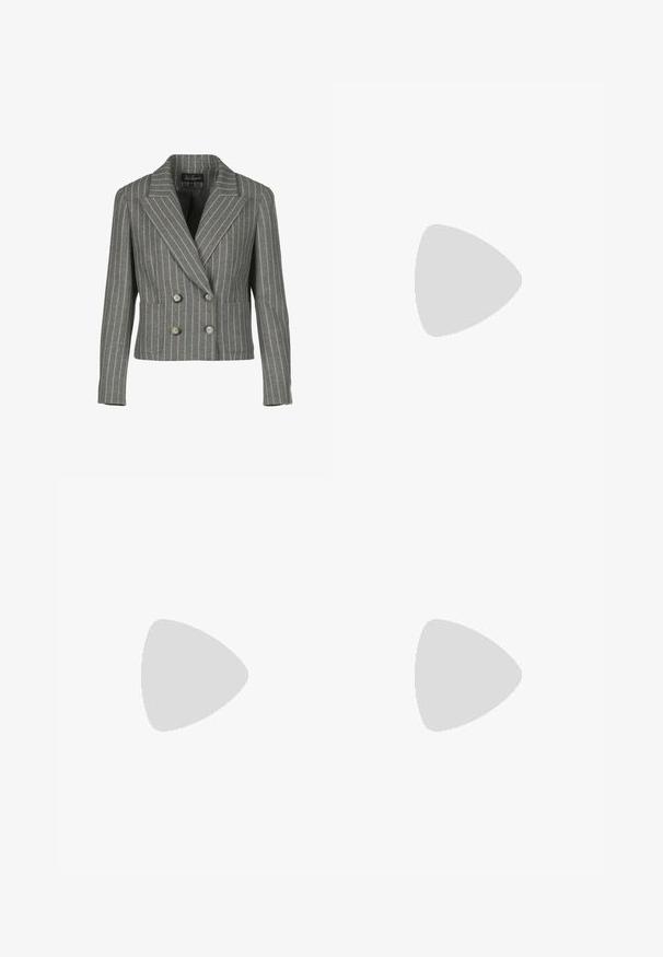 Siv obrubljen dvoredni blejzer z vzorcem pinstripe, ki ima izrezan ovratnik, dve sprednji žep in srebrne gumbe.; Bela majica s kratkimi rokavi iz bombaža, s številko okroglega izreza in ravnim robom. Minimalistična zasnova brez vidnih vzorcev ali poudarkov.; Svetlo modri traper široki hlače z visokim pasom, z gumbom in zadrgo ter detajlom s povezanico v pasu. Neobdelan rob.; Rjave poškodovane usnjene škornje do kolen s koničastim nosom in tankim špicastim peto na belem ozadju.; Rjave ovalne sončne naočare s temnimi lečami. Obloge so narejene iz prozorne rjave materiale in imajo na templjih natisnjeno logo.; Črna usnjena torbica pravokotne oblike, gladke teksture, z dvema ročkama, zadrgo za zapiranje in majhnim logotipom spredaj.