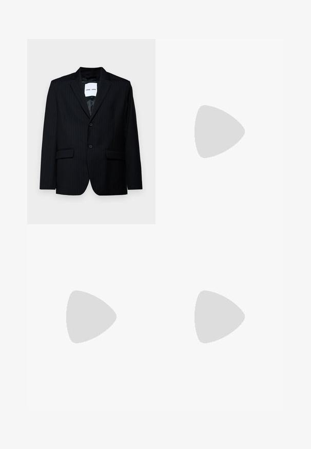 Blazer cu dungi negre, realizat dintr-un material neted, având rever cu tăietură, închidere cu două nasturi și două buzunare frontale. Interiorul are o căptușeală netedă.; Două tricouri polo negre, cu mânecă scurtă, din material de bumbac, având un guler clasic, deschidere cu două butoane și accente albe cu dungi în interiorul gulerului.; Pantaloni negri din denim cu croială dreaptă, design cu cinci buzunare și închidere frontală cu nasture. Textură netedă cu detalii de cusătură minime.; Pantof de piele neagră, tip slip-on, cu un superior neted, accente cusute, vârf rotunjit și un toc jos din cauciuc. Talpa are un profil minim de aderență.