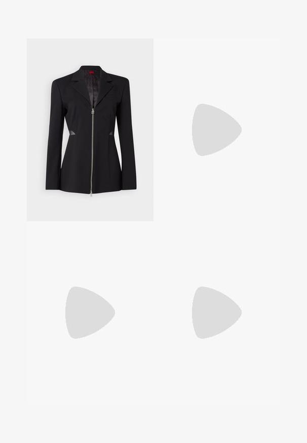 Svart blazer med en skarp krage, frontglidelås, innsvingt design og mesh-sideaksenter. Slitesterk stoff med et subtile indre mønster.; Svart bomull T-skjorte med korte ermer som har et rosa grafisk motiv av solbriller og teksten "Not Your Girl" på venstre brystområde.; Sorte vidde bukser laget av bomull, med høy midje, store sidelommer og belte med sølv detaljer.; Sorte skinnloafers med en kraftig gummisåle. Har et spenneaksent og broderte detaljer langs overdelen. Flat hel.