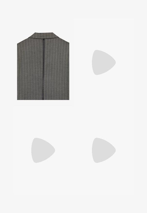 Grau gestreifter Stoff im Fischgrätmuster mit einem hohen Kragen und einem zentralen schwarzen Reißverschluss auf der Rückseite. Die Textur ist gewebt und strukturiert.; Weißes Baumwoll-T-Shirt mit Rundhalsausschnitt und kurzen Ärmeln. Einfaches Design, glatte Textur, ohne Muster oder Akzente.; Schwarze, hochtaillierte, weit geschnittene Hosen aus glattem Material, mit flacher Vorderseite, Knopfverschluss und ohne sichtbare Taschen.; Schwarze Lackleder Slingback-Pumps mit spitzem Zeh, ausgeschnittenen Seiten, verstellbarem Knöchelriemen und einem dünnen, eleganten Absatz.; Michael Kors Clutch in beige beschichtetem Canvas mit einem wiederholten MK-Logo-Muster, goldfarbener hardware und einem abnehmbaren Kettenriemen.