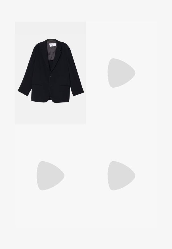 Zwarte blazer met een enkelvoudig ontwerp, twee voorkeurszakken en een zachte binnenvoering. Heeft een notch-split revers en een knoopsluiting.; Zwarte sweatshirts met lange mouwen, ronde hals en geribde manchetten. Kenmerkt zich door een gladde textuur en een subtiel logo detail aan de voorkant.; Zwarte wijde broek van soepel materiaal, met een hoge taille, plooien en een getailleerd ontwerp. Eenvoudige zwarte details bij de taille.; Zwarte enkelboot gemaakt van gladde stof, met een spitse neus en een slanke stilettohak, met een naadloos ontwerp en zonder zichtbare hardware.