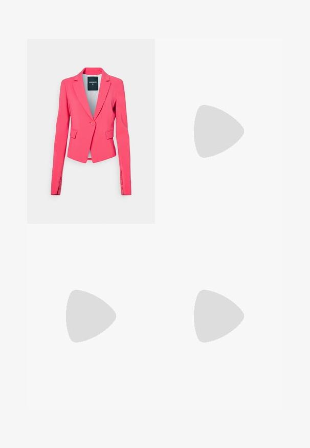 Patrizia Pepe GIACCA - Blazer - hybrid rose; Maglione a collo alto di colore nero realizzato in morbido tessuto a maglia. Presenta maniche lunghe e un design aderente con orlo diritto.; Pantaloni neri a gamba larga con design sartoriale, caratterizzati da pince e una texture del tessuto liscia. Linee pulite e nessun hardware o accento visibile.; Stivali neri al ginocchio in pelle liscia, con punta appuntita, tacco a blocco e un'apertura a forma di V nella parte superiore.