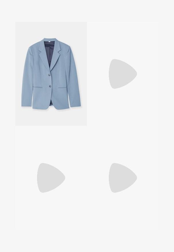 Világoskék blézer sima anyagból, éles gallérral, két gombbal és elülső zsebekkel, finom varrási részletekkel.; AERON TENDER LONG SLEEVED  - Pulóver - black; Világosszürke, bőszárú nadrág, texturált anyagból készült, két elülső redővel és két oldalsó zsebbel. Letisztult, igényes dizájn.; Kék és lila állatmintás maxi ruha vékony pántokkal, testhez simuló felső résszel, kibővített szoknyával és áttetsző díszítéssel.; Ree Projects ANN - Kézitáska - beige
